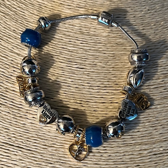 NFL DETROIT LIONS PRE-LOVED BRACELET CHARM FROM THE BRADFORD EXCHANGE - Picture 4 of 17
